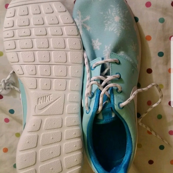 ❄️Nike Roshe Blue with White snowflakes 6.5Y - Picture 5 of 5